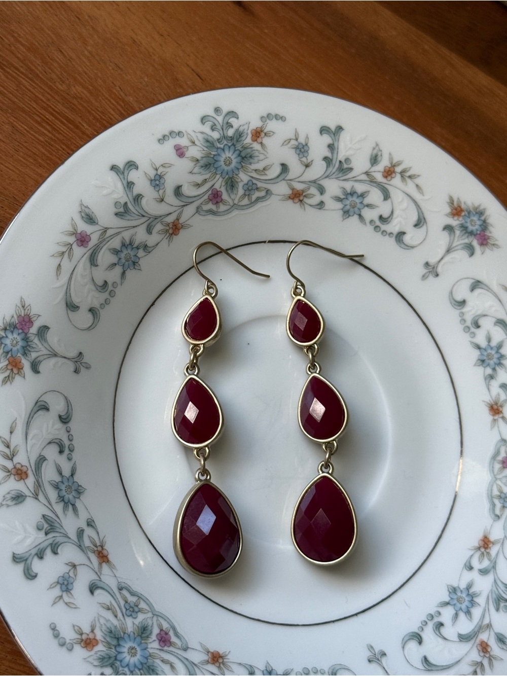 Women’s gold tone red teardrop bezel dangle drop earrings NWT